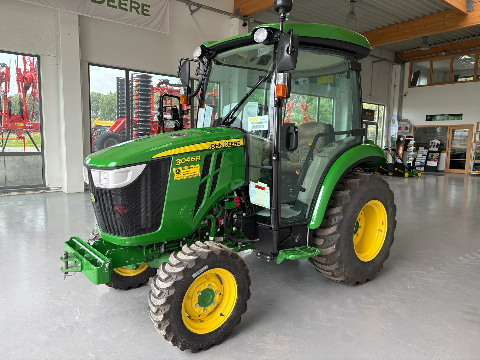 John Deere 3046R